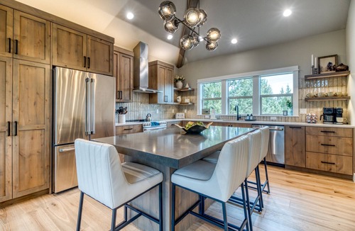 Redmond House | Golf-Front Luxury | 3 King Suites | Private Hot Tub | Eagle Crest Resort