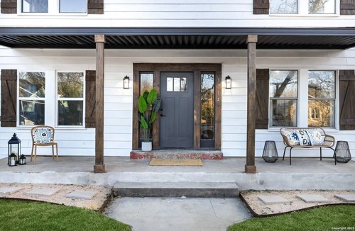 Jefferson House | Gorgeous 6BR Sleeps 18 with Hot Tub, BBQ, Games, Big Screen TV. Near Downtown