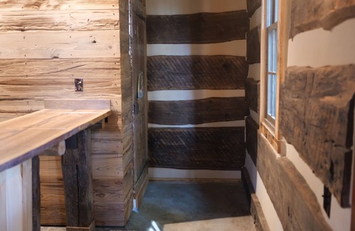 Bernville Cabin | Gorgeous Log Cabin retreat on 30 acre farm; 5 minutes from Blue Marsh Lake.
