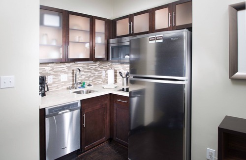Folsom Condo | Great for Business Travelers! King Suite with Free Breakfast + Shared Pool & Gym