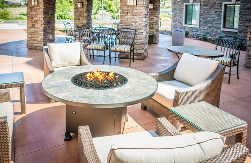Folsom Condo | Great for Business Travelers! King Suite with Free Breakfast + Shared Pool & Gym