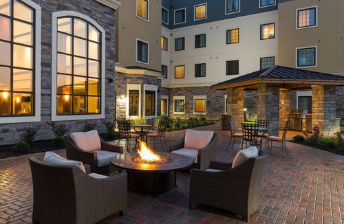 Folsom Condo | Great for Business Travelers! King Suite with Free Breakfast + Shared Pool & Gym