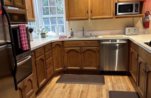 Pineland House | Great Mtn Cabin - Game Room, Hot Tub, Wi-Fi, Pets, Close to Beach/Eats/Hikes