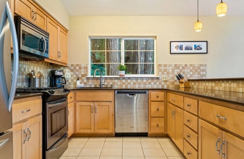 Guerneville House | Guerneville Glamour! Modern Retreat~Hot Tub| Pets