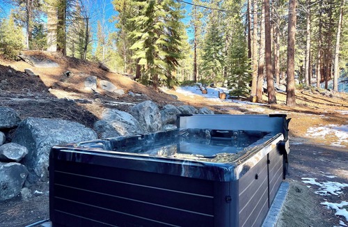 Lower Kingsbury House | Hangout Den,HotTub 8,Sauna,Cold Plunge,FirePit,Trails,Beach Nearby,AC,Sleeps 10