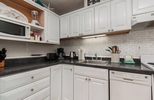 Neskowin Condo | Hawk Creek and Beach-View Condo Puts You Near Café, Steps from Neskowin Beach!