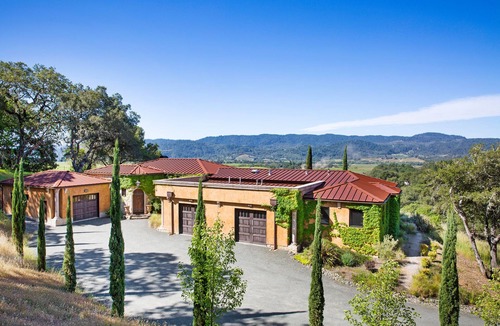 Geyserville House | Healdsburg Villa on a Vineyard with Amazing Poolside Sunsets