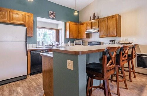 Mammoth Lakes House | Helios S #5 - Pet Friendly 2 Bedroom 3 bathroom Townhouse, Just a short walk to Village Gondola
