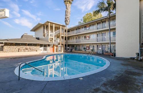 Hayward Hotel | Heritage Inn Express Hayward
