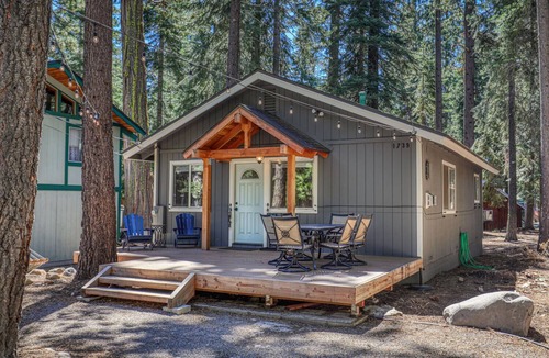 Sunnyside House | Hidden Willow at Tahoe Park - Cozy 2 BR Cabin, Walk to Lake & Dining