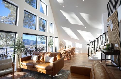 Oakhurst House | High End A-Frame - Hot Tub - Awesome Views - Yosemite - Electric Vehicle Friendly - Sleeps 10