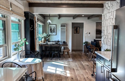 Carnelian Woods House | High End Design Lakeview Cabin Walk to Beaches + Restaurants