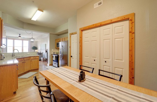 Mountain Air Condo | Hike & Ski: Mtn-View Gem w/Balcony in Burnsville!
