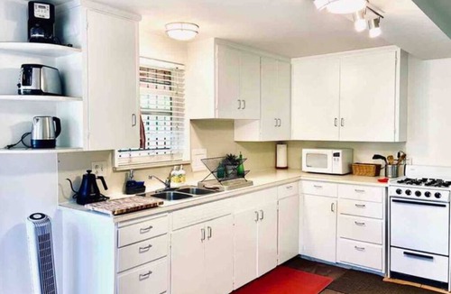 Sunset Junction Apartment | Hillside Retreat In Silverlake Hills