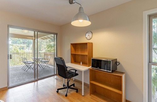 Sharon Heights Apartment | Hip Menlo Park 3BR w/Pool + Patio, nr Great Schools, by Blueground