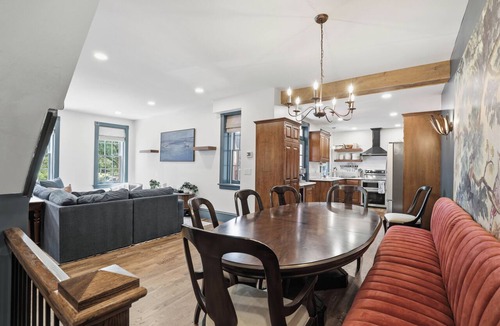 Lancaster House | Historic 8 Bedroom Luxury Retreat - Hot Tub - Sleeps 20+ - Walk Downtown