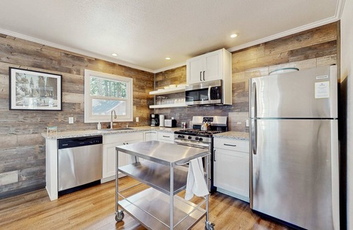Lakeside Park Cabin | Holiday Home & Hot Tub - Walk 12 Mins to Beach or 6 Mins to Heavenly Gondola