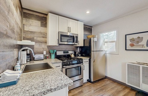 Lakeside Park Cabin | Holiday Home & Hot Tub - Walk 12 Mins to Beach or 6 Mins to Heavenly Gondola