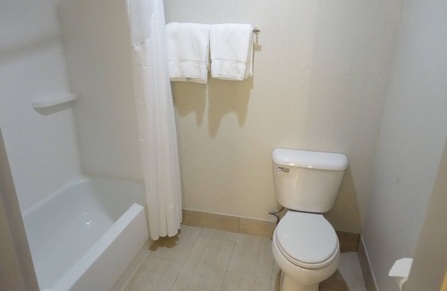 Brentwood Hotel | Holiday Inn Express & Suites Brentwood by IHG