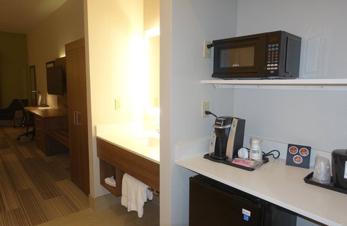 Brentwood Hotel | Holiday Inn Express & Suites Brentwood by IHG