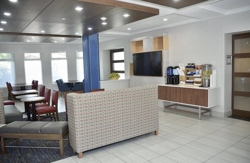 Windsor Hotel | Holiday Inn Express Windsor Sonoma Wine Country, an IHG Hotel