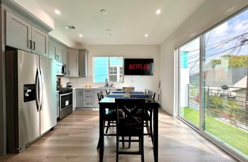 Wilshire Villa | Hollywood Art Gallery House - Iconic LA Views