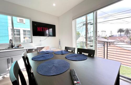 Wilshire Villa | Hollywood Art Gallery House - Iconic LA Views