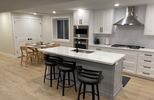 Sandy Apartment | Home Ski Home apartment - 15 minutes from ski resorts!