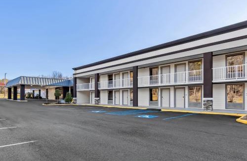 Athens Hotel | HomeTowne Studios by Red Roof Athens, TN