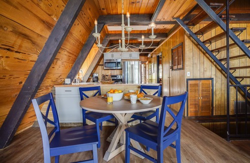 Talmont Cabin | Horizon by AvantStay | Stunning A-frame Cabin w/Hot Tub, Billiards, Lake Views