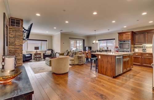 Lakeside Park House | Hot Tub, Arcade, AC, Grill, Walk to Heavenly/Lake/Casinos: Tahoe Woods Gem