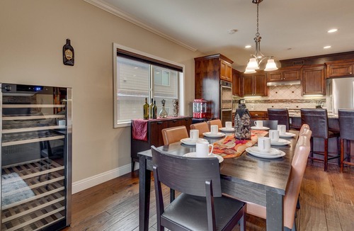 Lakeside Park House | Hot Tub, Arcade, AC, Grill, Walk to Heavenly/Lake/Casinos: Tahoe Woods Gem