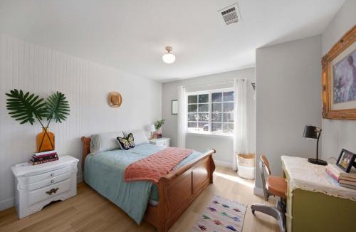 Los Alamos House | Hot Tub Fire Pit Pet Friendly Walk to Bell St