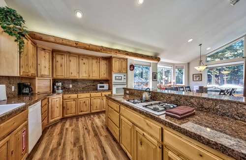 North Upper Truckee Cabin | Hot Tub, Pool Table, Bunk Beds, Large Yard, 8 Guests + Extra Kids 5 Yrs Old and Younger