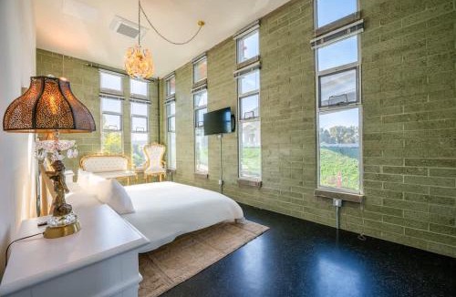 Logan Heights House | Hotel Narcissus - Room 6
