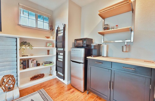 Northgate Apartment | Hotel-Style-Suite+Patio & Private Entrance & Parking