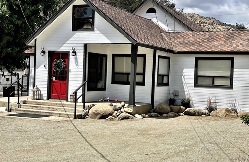 Springville House | House with pool. NOT a Party House.