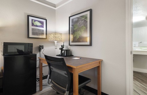 Central Sacramento Hotel | Howard Johnson by Wyndham Sacramento Downtown