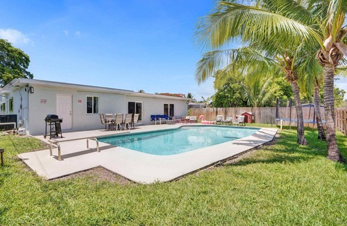 Hollywood Hills Villa | Huge Villa with Heated Pool, Trampoline BBQ Games