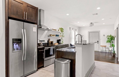 Government Hill House | Iconic Blue Bungalow at The Pearl, River Walk & Downtown. Family & Pet Friendly!