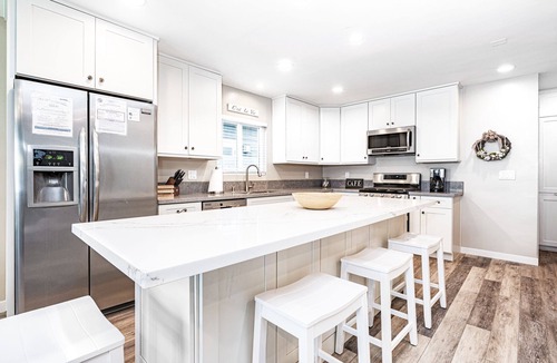 West Newport Condo | Ideal Beach House for Family Trips to the Coast! | Steps to Sand | Updated Kitchen | Sunny Patio