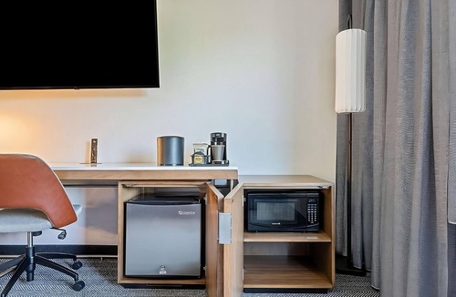 San Ramon Hotel | Ideal Mix of Comfort and Value! Outdoor Pool, Pet-friendly, Free Parking!