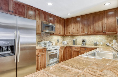 Truckee Condo | Ideal Mountain Getaway Near the Lifts W/Private Balcony, Free WiFi & Fireplace