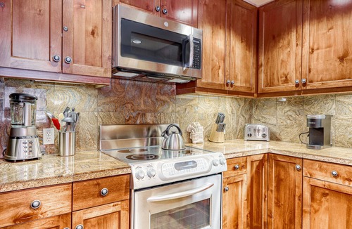 Truckee Condo | Ideal Mountain Getaway Near the Lifts W/Private Balcony, Free WiFi & Fireplace