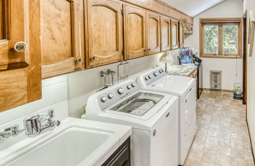 Sierra Cedars House | Idyllic wooded getaway with wraparound deck, WiFi, kayaks & washer/dryer
