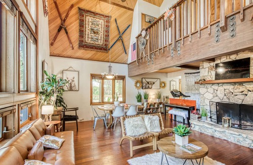 Sierra Cedars House | Idyllic wooded getaway with wraparound deck, WiFi, kayaks & washer/dryer