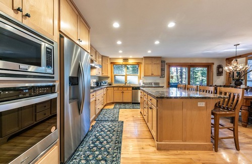 Truckee House | Indian Hills By Tahoe Getaways - Northstar 4 BR w/Private Hot Tub, HOA, Ski Shuttle