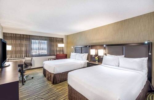 Los Angeles Resort | Indulge in Home-Like Comfort! 3 Comfortable Units, Pets are Allowed, Shuttle!