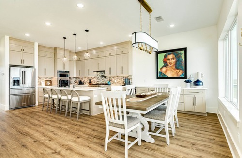 Galveston House | It's Time for a Happy Ohana! Dog Friendly, Fenced Yard, Short Walk to the Beach