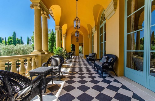 Golden Quadrangle House | Italian Villa